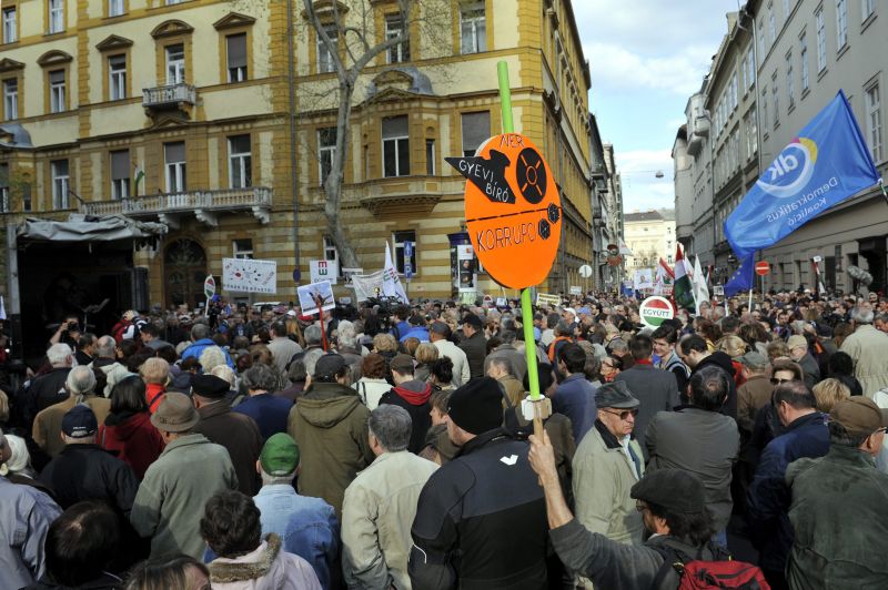 Orbán felcsúti házánál is tüntettek a "Korrupció Kormánya" ellen