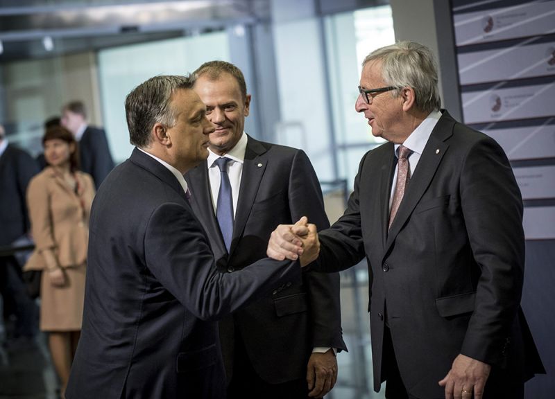 Hello, diktátor! – mondta Juncker Orbánnak
