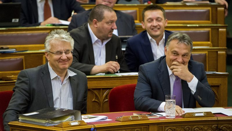 Nézzék, milyen felhőtlenül kacarászik Orbán és Semjén a parlamentben!