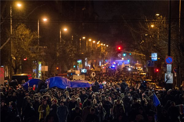 Beidézte a rendőrség a budapesti diáktüntetés résztvevőit