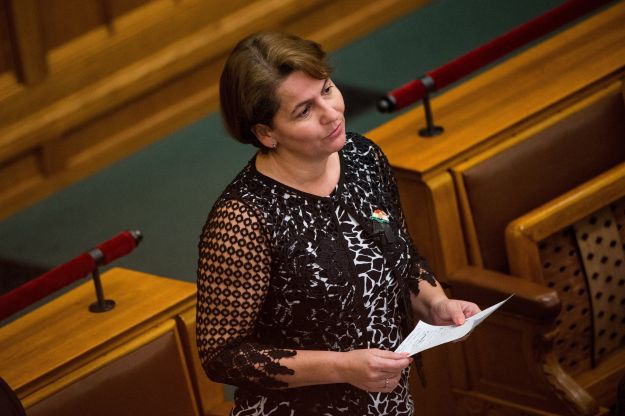 Letáborozott Orbán Viktor irodája elé egy jobbikos képviselőnő – nem hajlandó elmenni, amíg meg nem kapja, amit akar