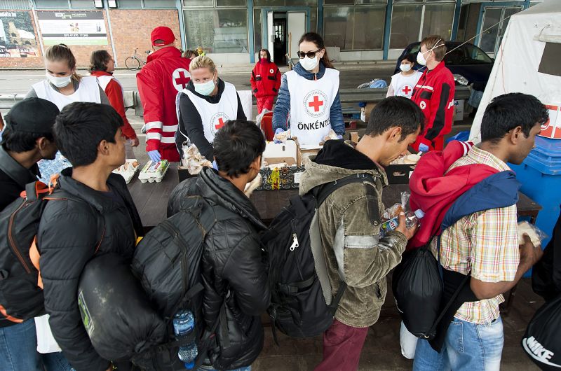 Magyarországon ragadnak a kitoloncolt menedékkérők