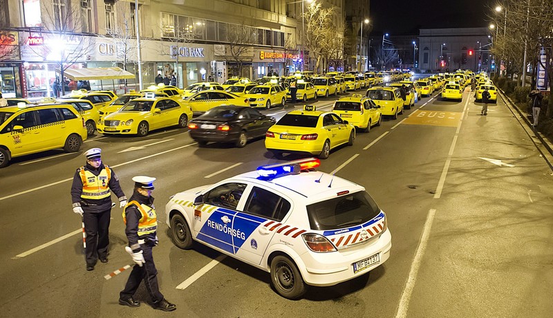 Taxisok kezdtek tüntetésbe hajnalban Budapesten