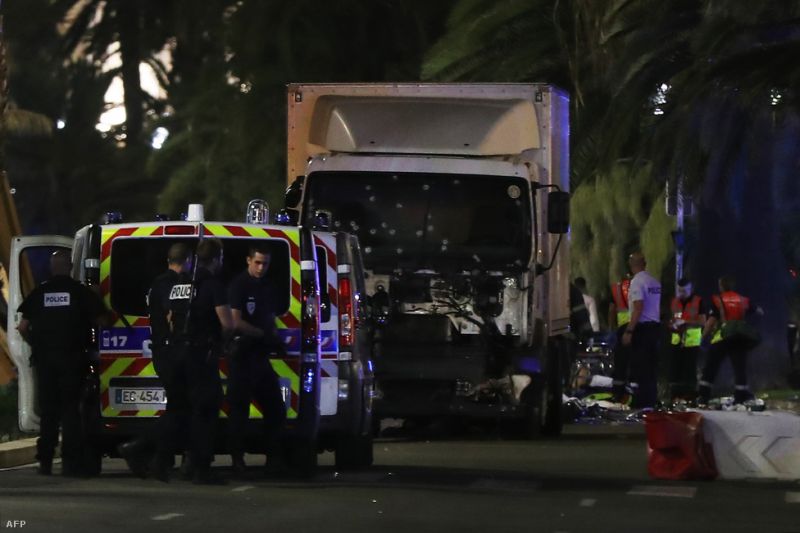 Terror Nizzában: padlógázzal hajtott a kamion az ünneplő tömegbe