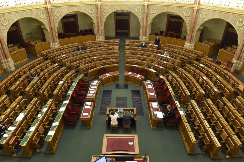 Összesen hét képviselő ment ma be dolgozni a Parlamentbe