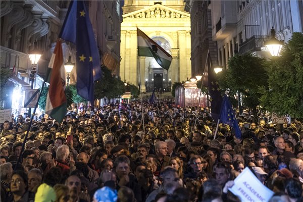"Orbán vegye le a mocskos, korrupt kezét az egyetemről" – a CEU mellett tüntettek Budapesten