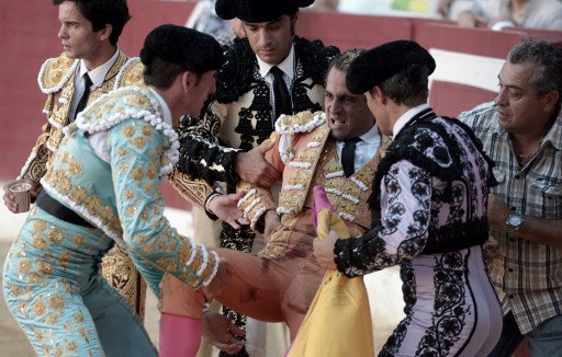 Elesett kabátjában a híres matador, halálra öklelte a bika