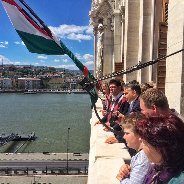 Orbán kibámult erkélyéről egy rakás emberrel