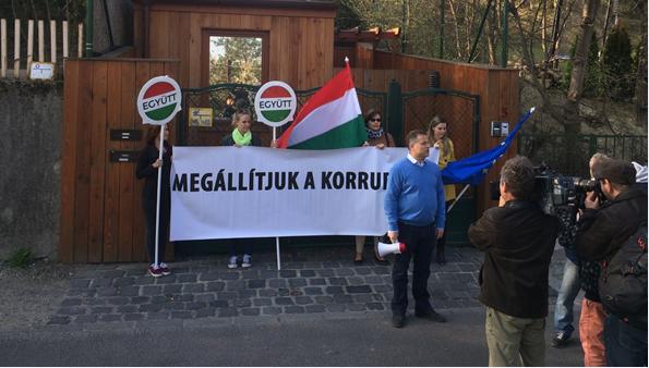Orbán háza előtt tüntetett Juhász Péter
