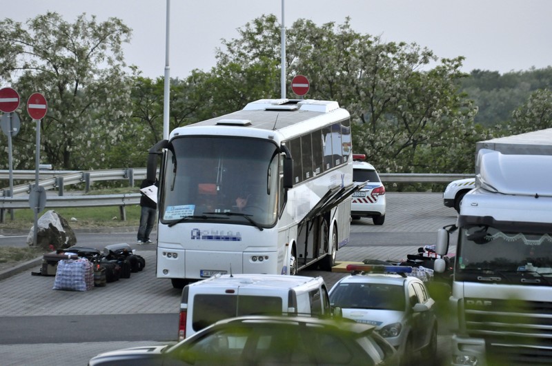 Robbanóanyag a buszon? – Lezárták az M0-s Annahegyi pihenőjét