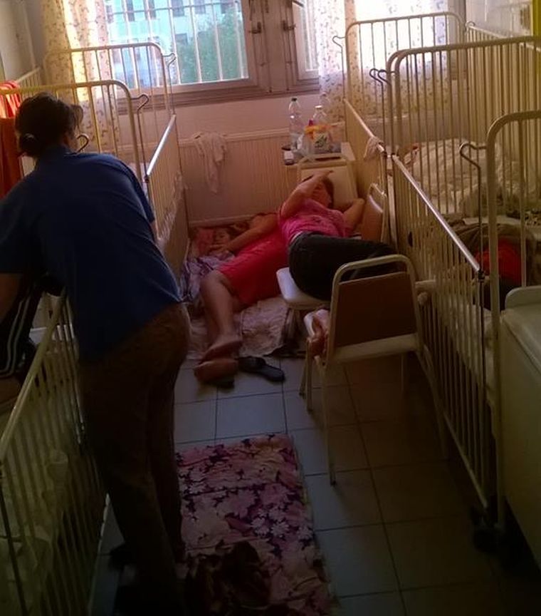 A földön nyomorogva alszanak az anyák a Heim Pál Gyermekkórházban