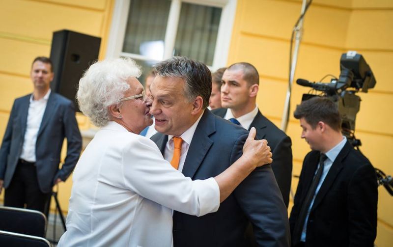 Orbán édesanyjával pózolt