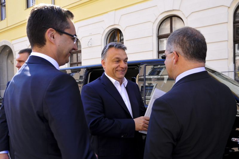 "Nemzeti maffiakormány" – így várták Orbánt a debreceni tüntetők