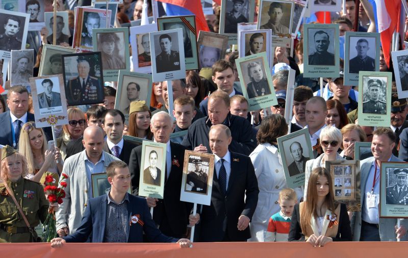 Putyin apja portréjával menetelt a győzelmi felvonuláson