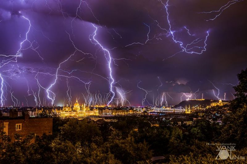 Így néz ki kétórányi villámlás Budapest egén