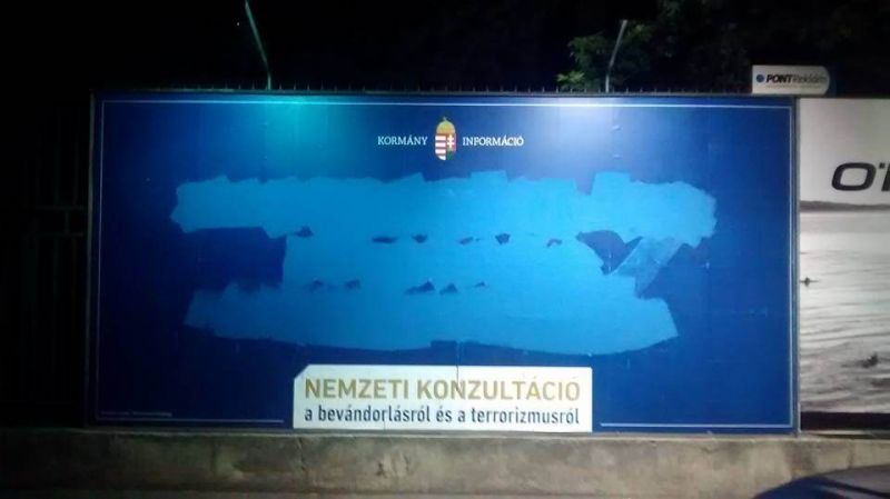 Egy szélsőbalos párt 2000 forintot fizet a bevándorlásellenes plakátok megrongálóinak