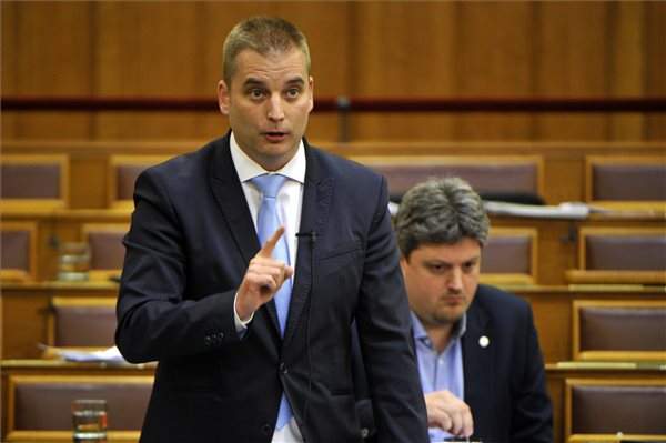 Kiabálás a Parlamentben: Bevándorlóellenes kampánnyal tereli el a figyelmet a Fidesz