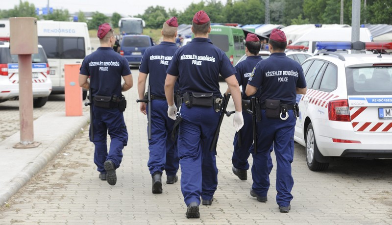 Kutyás rendőrök néznek farkasszemet a menekültekkel Röszkén