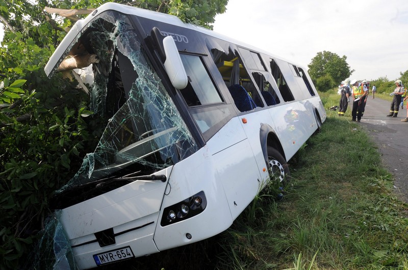 Súlyos buszbaleset Baranyában, 23 sérült