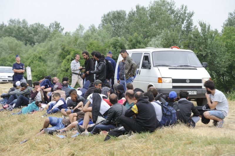 Készenléti rendőrökkel vonultak a Szegedet elárasztó menekülttömeg ellen