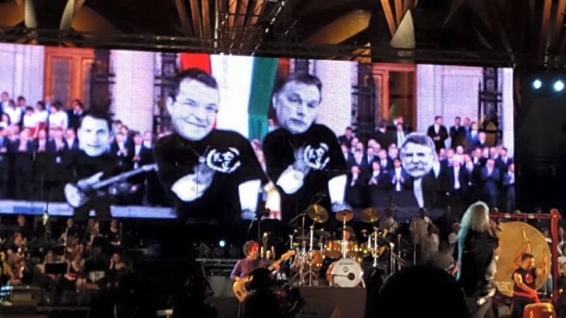 Orbánt gúnyolták Simicskával az Omega felcsúti koncertjén?