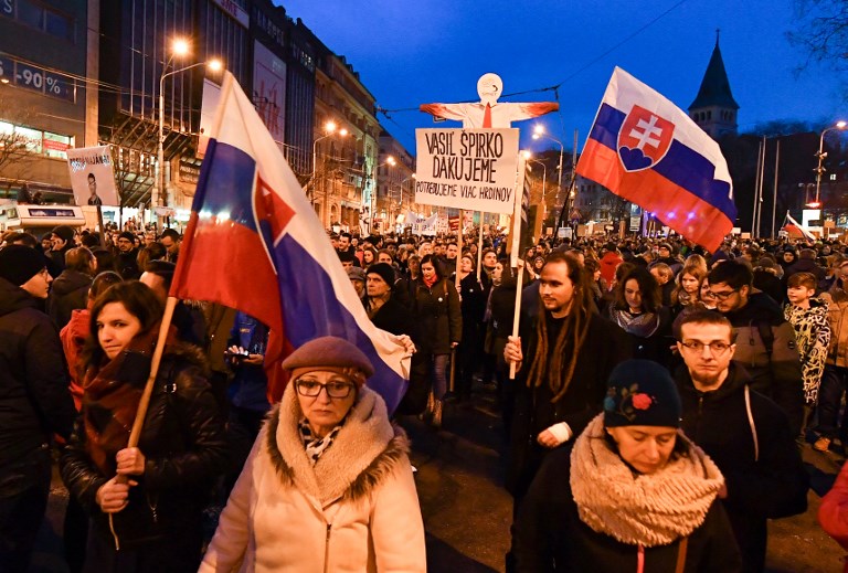 Tízezres tömeg tüntetett a szlovák kormány ellen Pozsonyban