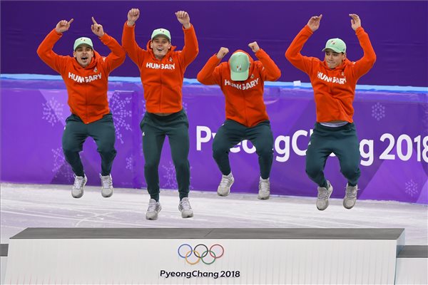 Fotók: így ünnepelte történelmi olimpiai győzelmét a magyar gyorskorcsolyaváltó