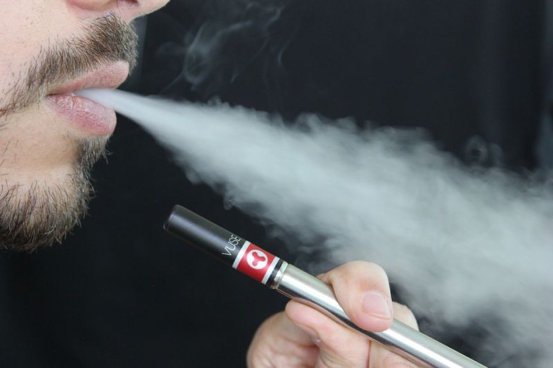 Nagy veszélyeket rejthet az e-cigarettázás