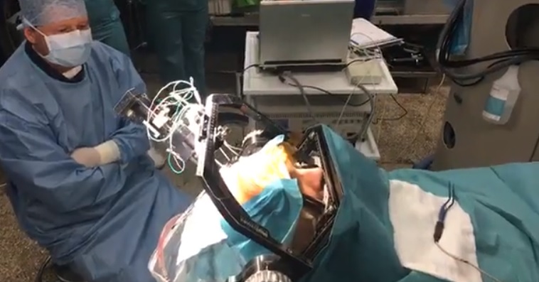 Élőben közvetítik egy magyar férfi agyműtétjét – már elindult a videó!