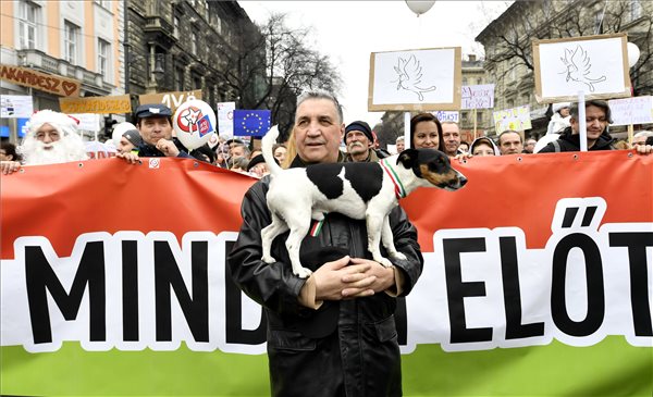 Ingyen sört és Orbán királlyá koronázását követelték a Kétfarkú Kutya Párt szimpatizánsai