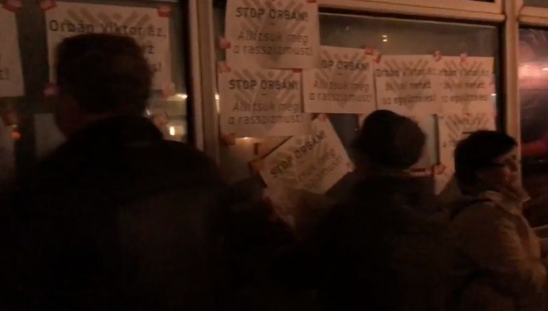 Tüntetők vonultak a csepeli Fidesz-irodához