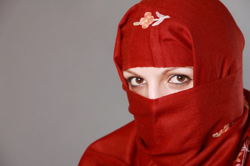 Betiltaná a muszlim fejkendő viselését a 14 éven aluliaknak egy német tartomány vezetése