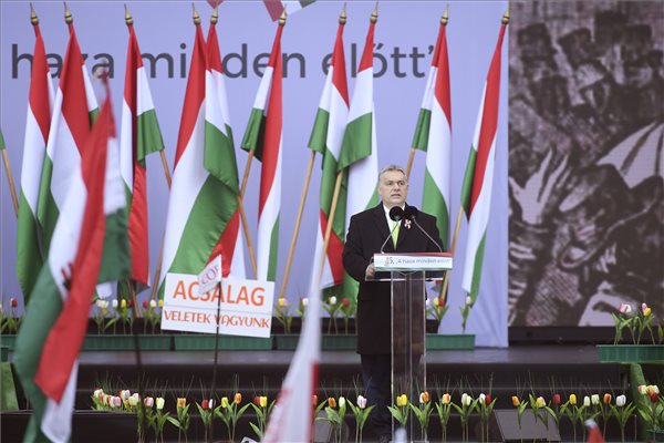 Orbán: el akarják venni az országunkat – megkezdődött a miniszterelnök ünnepi beszéde