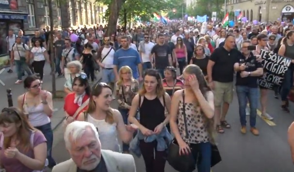 Újra tüntetnek Budapesten, itt nézheti élőben