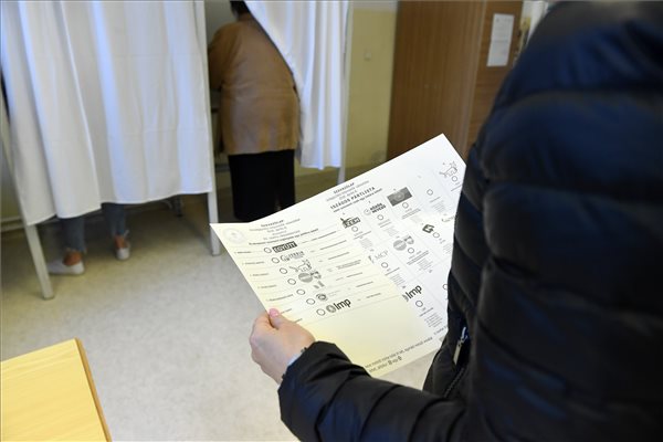 Választás 2018 – 11 óráig a szavazópolgárok 29,93 százaléka járult az urnákhoz
