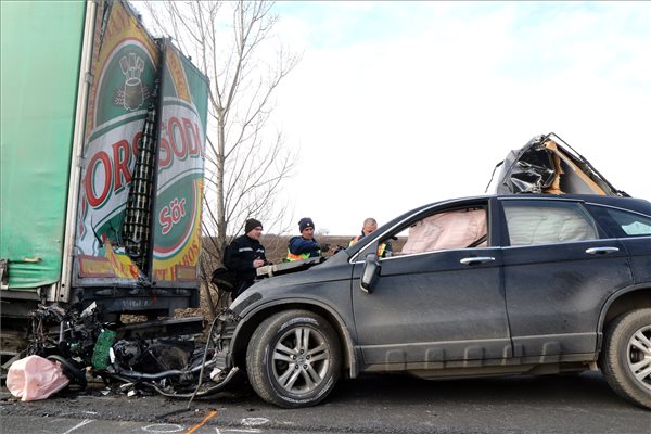 Tragédia Borsodban: két ember halt meg, miután nekiütköztek egy fékező teherautónak