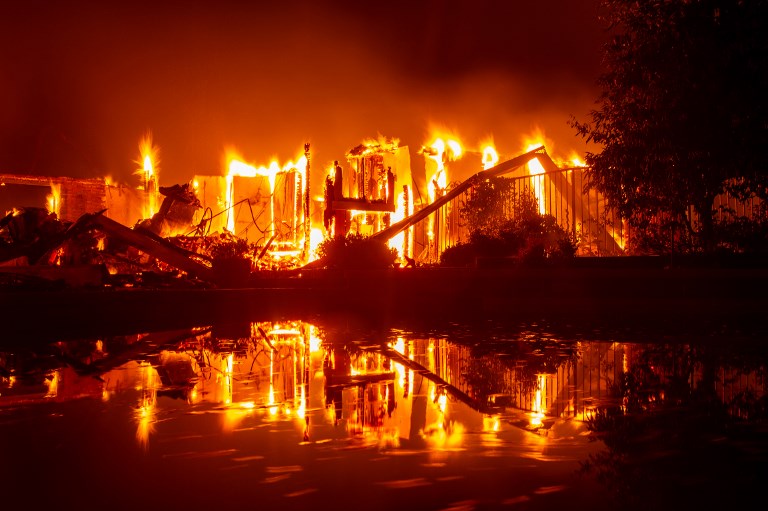 Drámai a helyzet Kaliforniában, a folyó sem állította meg a hatalmas tüzet