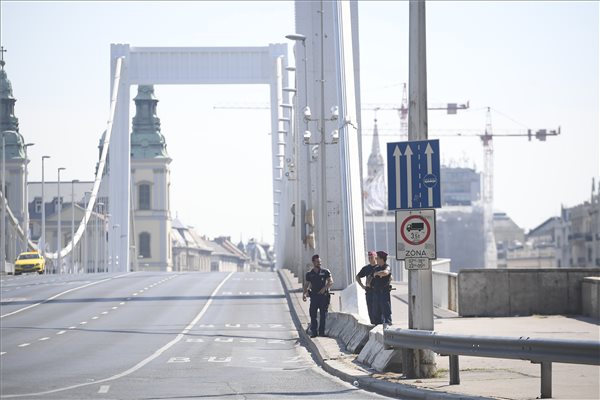 Lezárták az Erzsébet hidat a Dunában heverő bomba miatt