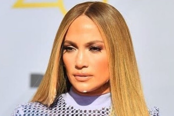Jennifer Lopez kőkemény mellbimbókat villantott