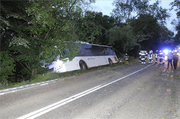 Buszbaleset Pest megyében, tizenegy ember megsérült