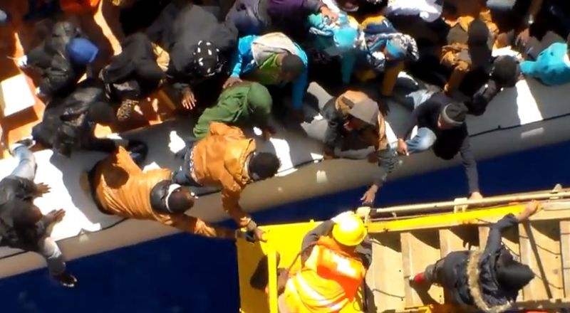Spanyolország sem engedi kikötni a 230 migránst szállító hajót
