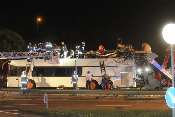 Belerohant a magasságkorlátozó kapuba egy emeletes autóbusz a Ferihegyi repülőtérre vezető úton – fotók