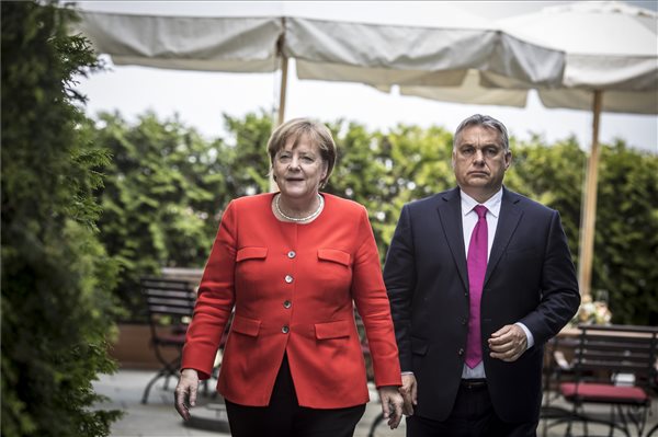 Orbán Merkelnél: Magyarország óriási terhet vesz le Németország válláról