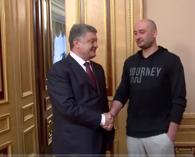Az ukrán elnök fogadta a halottnak hitt orosz újságírót – videó
