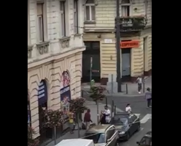 Megrázó felvétel: földön fekvő embert rugdostak össze Budapesten
