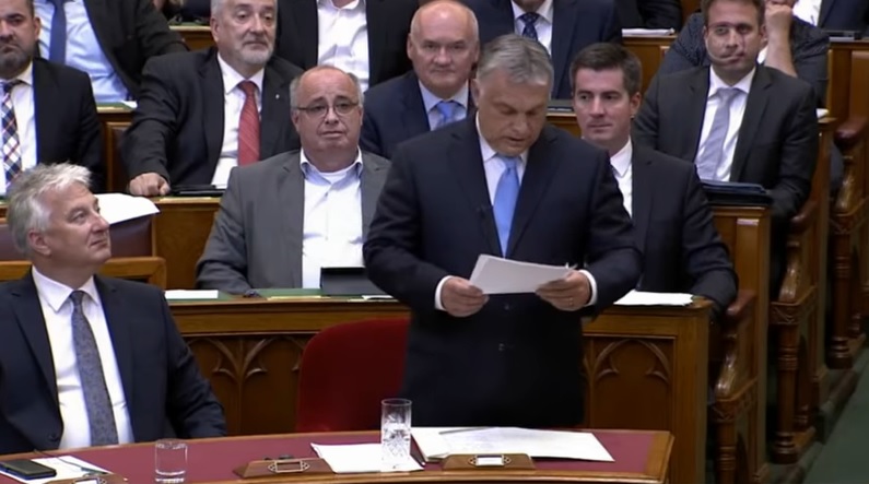 Videó: a képébe nyomták a parlamentben gúnyolódó Orbán Viktornak, amivel "megvásárolja" a tájékozatlan emberek szavazatait