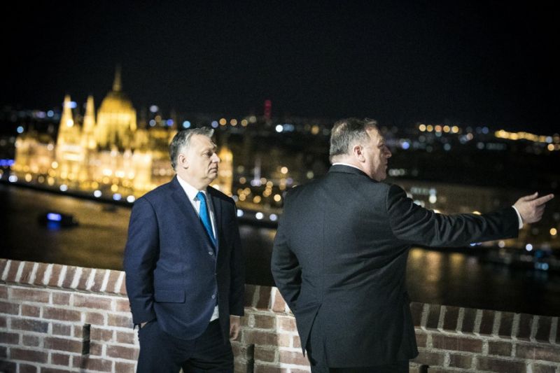 Olyat üzentek Orbánnak az irodája előtt, hogy ezt biztosan nem teszi zsebre