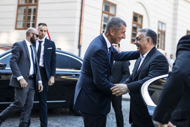 Orbán Viktor Prágában tárgyal a V4-miniszterelnökökkel