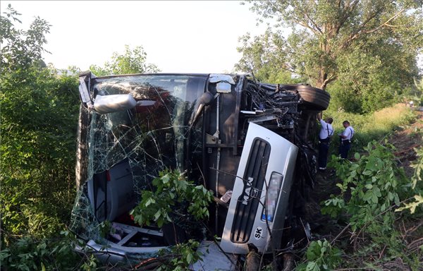 Gyerekeket szállító kisbusz karambolozott Borsodban, tizenhárman megsérültek