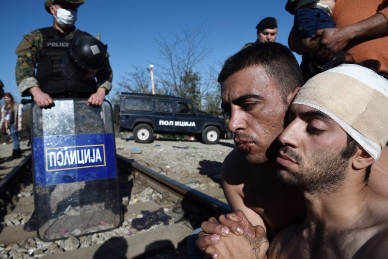 Sokkoló fotók az összevarrt szájú migránsokról
